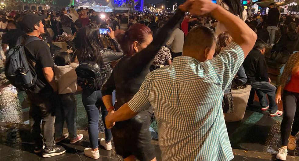 Asisten Mil Personas Al Baile De Sonideros En El Z Calo Por El