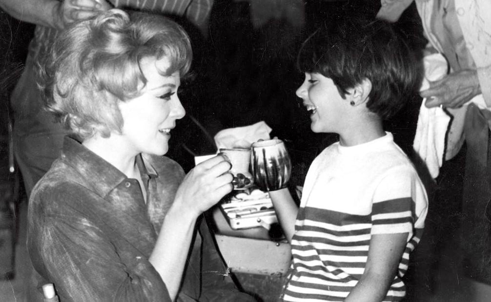 La primera actriz, Silvia Pinal, junto a su segunda, Viridiana Alatriste, en septiembre de 1969. Foto: ESPECIAL.