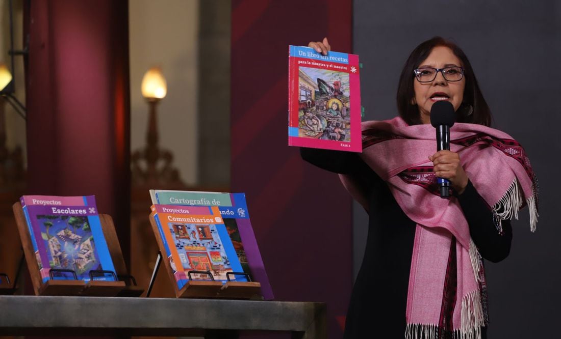 La titular de la SEP, Leticia Ramírez, en la primera conferencia vespertina sobre libros de texto en Palacio Nacional, 8 de agosto 2023. Foto Berenice Fregoso EL UNIVERSAL