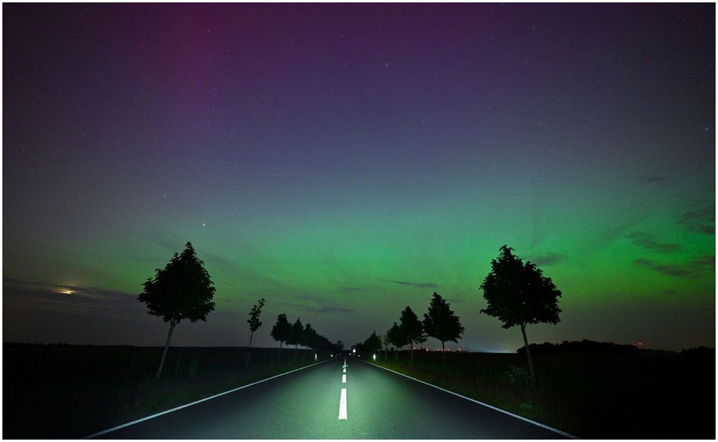 Aurora boreal tras tormenta solar en Brandeburgo Oriental, en  Lietzen, Alemania. Foto: AP