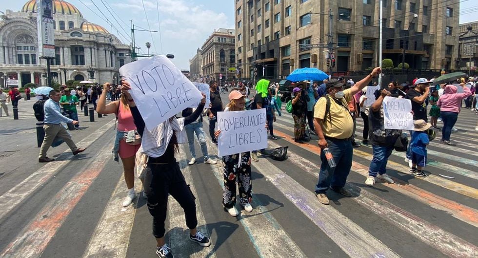 Con bloqueo, comerciantes ambulantes del Centro de la CDMX denuncian amenazas de grupos políticos para que voten a su favor – El Universal