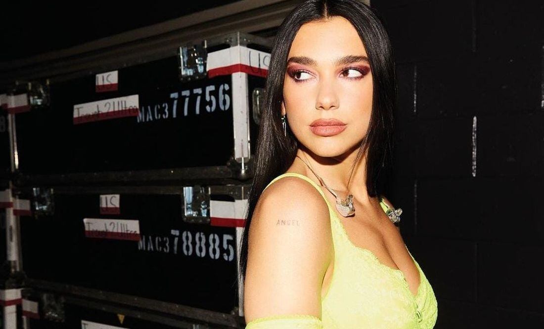 Dua Lipa Impactó En Los Grammy Con Vestido Bondage Y Pelo Rubio 