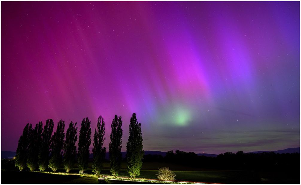 Aurora boreal tras tormenta solar en Daillens, Suiza. Foto: EFE