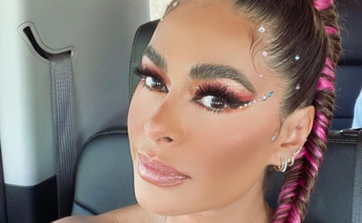 Galilea Montijo lleva un traje en tono vibrante con bralette