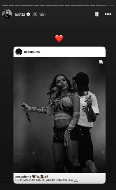 Anitta comparte foto con Peso Pluma en Coachella y agrega un corazón.