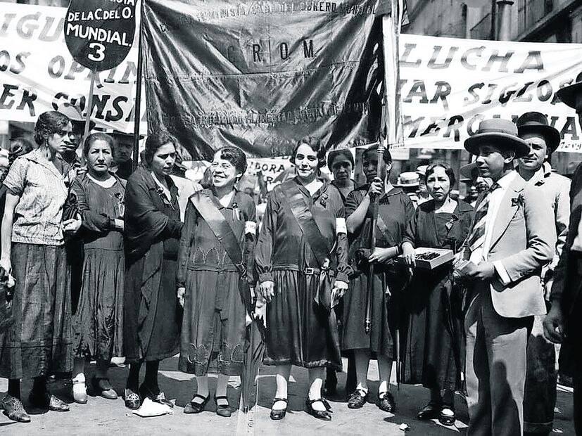 Elvia Carrillo Puerto (tercera de derecha a izquierda), durante una movilización feminista en la década de 1920. Foto: Especial
