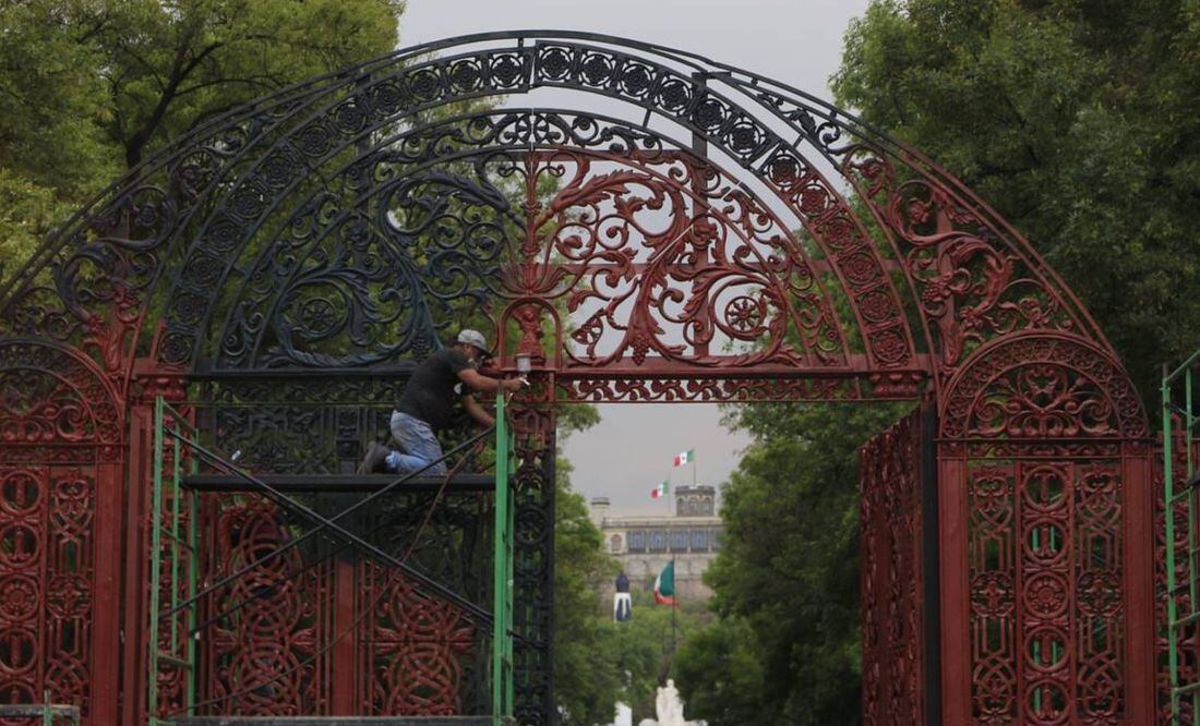 Tras 15 años sin mantenimiento, pintan las puertas del Bosque de Chapultepec