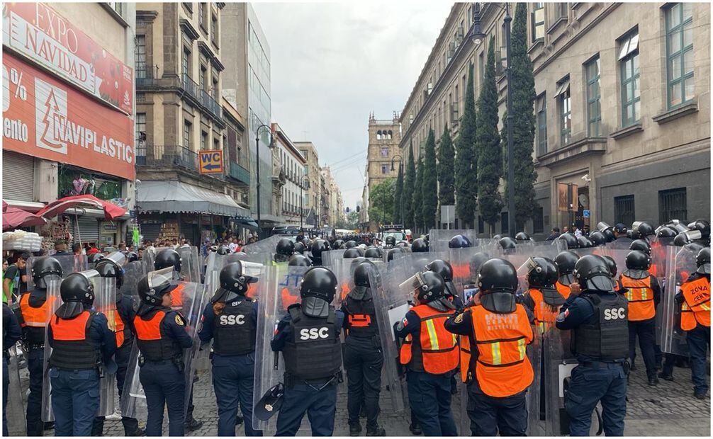 CNTE es encapsulado por elementos de la SSC de la CDMX. Foto: Yaretzy Osnaya/EL UNIVERSAL