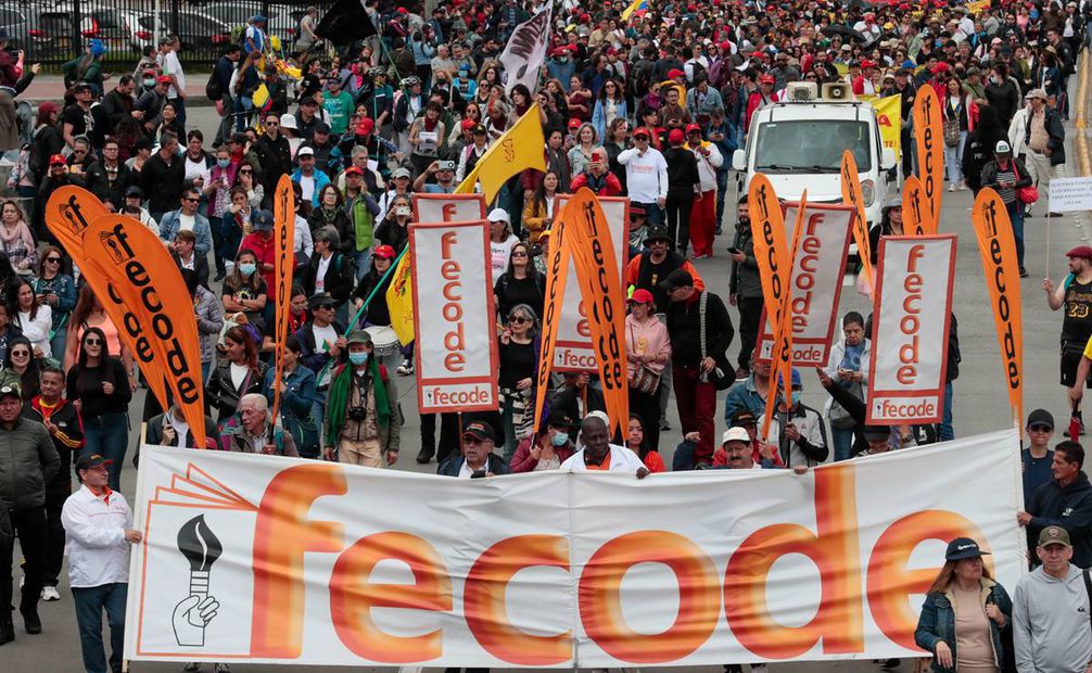Docentes convocados por el sindicato de maestros de Colombia marchan. FOTO:EFE