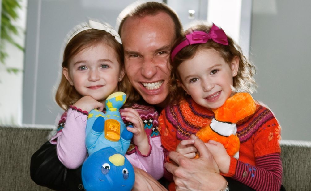 Erik Rubín junto a sus hijas Mia y Nina. Foto: Cortesía.
