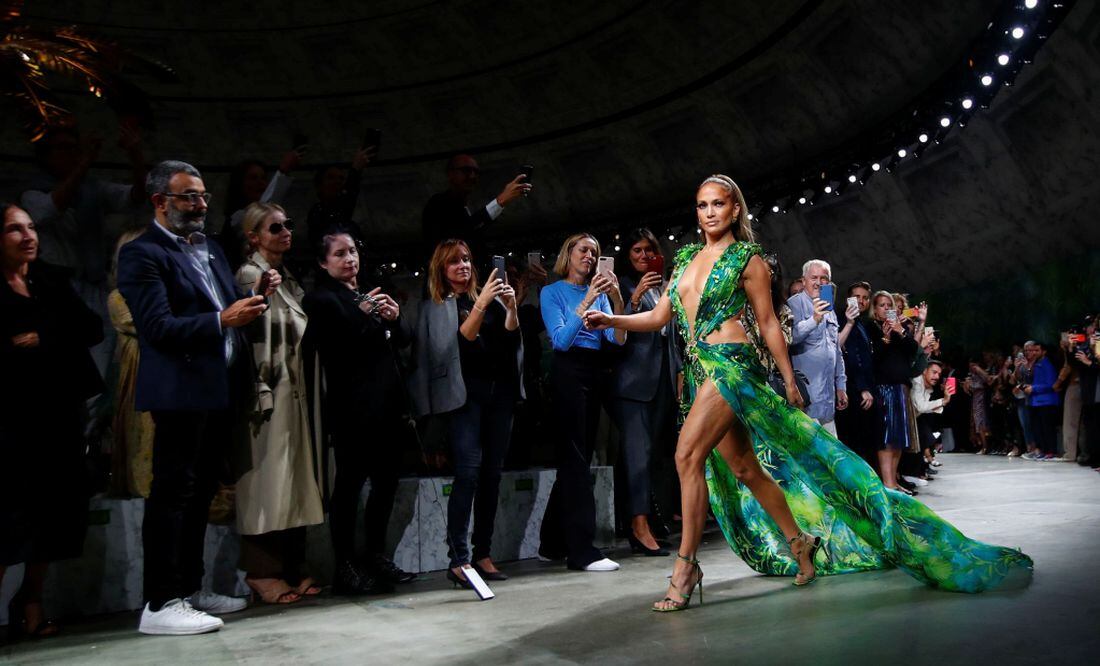 Versace demanda a Fashion Nova por copiar el vestido verde de JLo