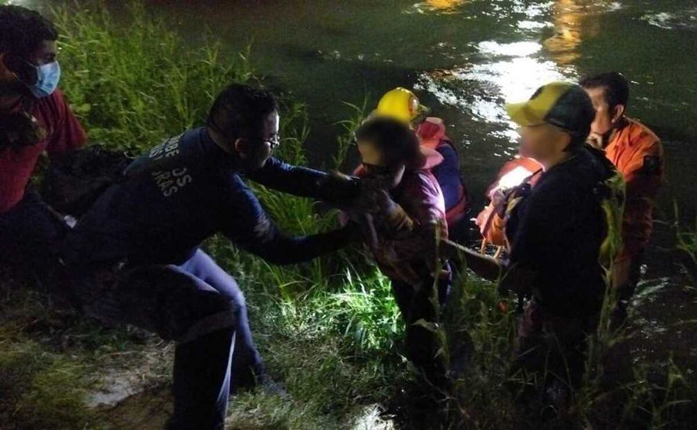 La madre y su pequeño hijo se libraron de tener hipotermia, ante el clima frío, el agua helada y las fuertes corrientes del río. Foto: INM