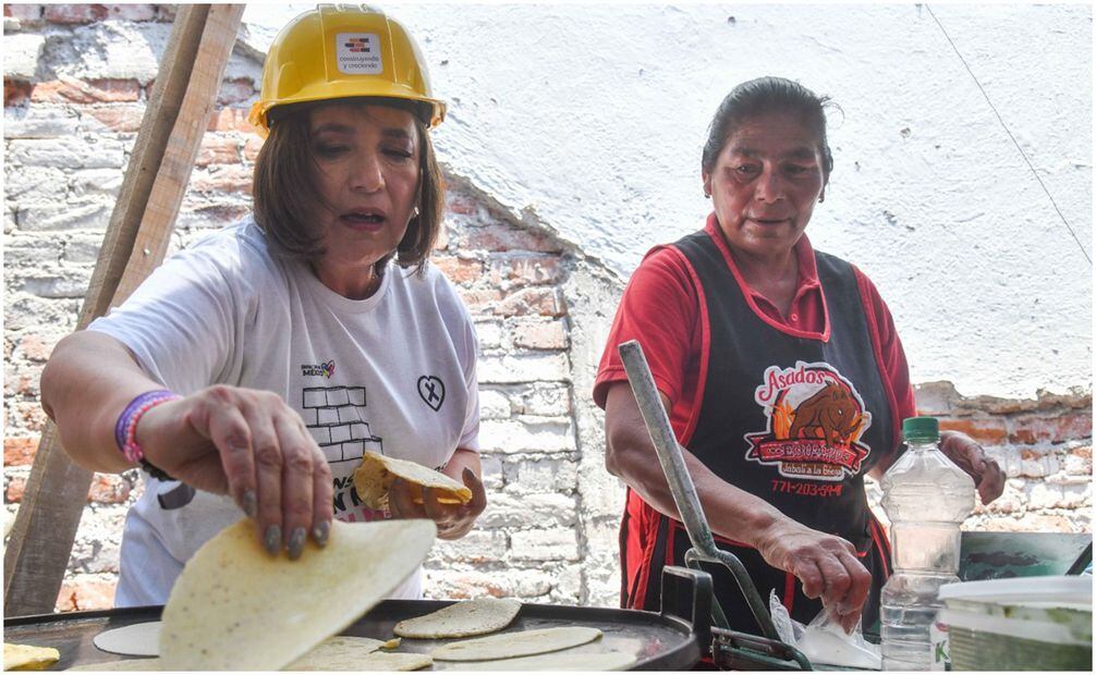 Xóchitl Gálvez hace tortillas a mano para albañiles en el Día de la Santa Cruz. Foto: Cuartoscuro