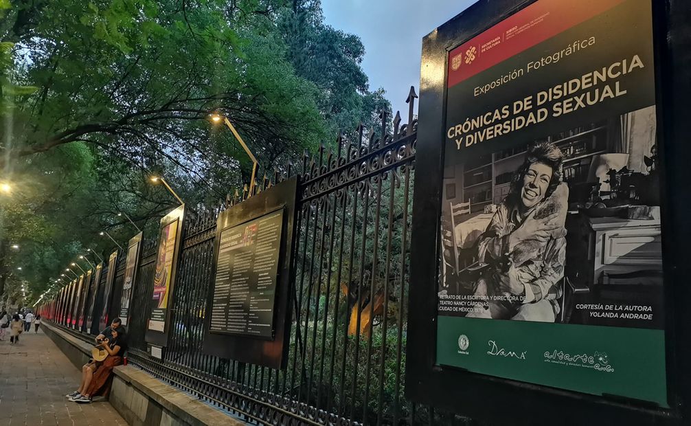 "Crónicas de Disidencia y Diversidad Sexual" en las rejas de Chapultepec. Foto: Eduardo Dina / EL UNIVERSAL