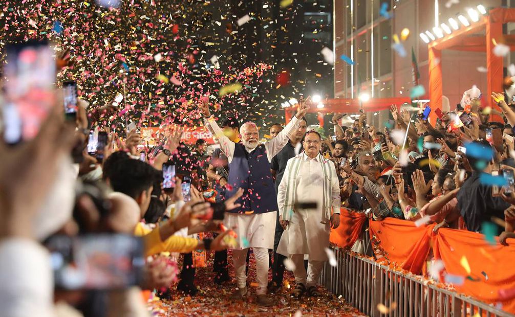El líder del Partido Bharatiya Janata (BJP) y primer ministro indio, Narendra Modi (C), llega a la sede del partido para pronunciar un discurso de victoria, en Nueva Delhi. Foto: EFE