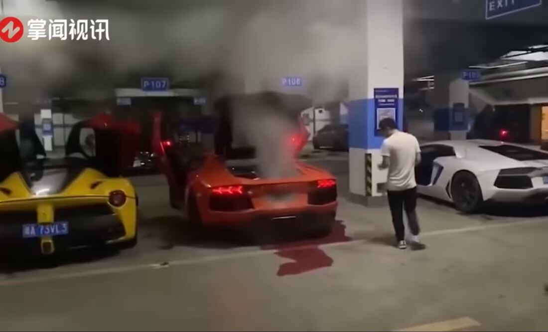 Hombre cocina carne en el escape de su Lamborghini y casi se incendia