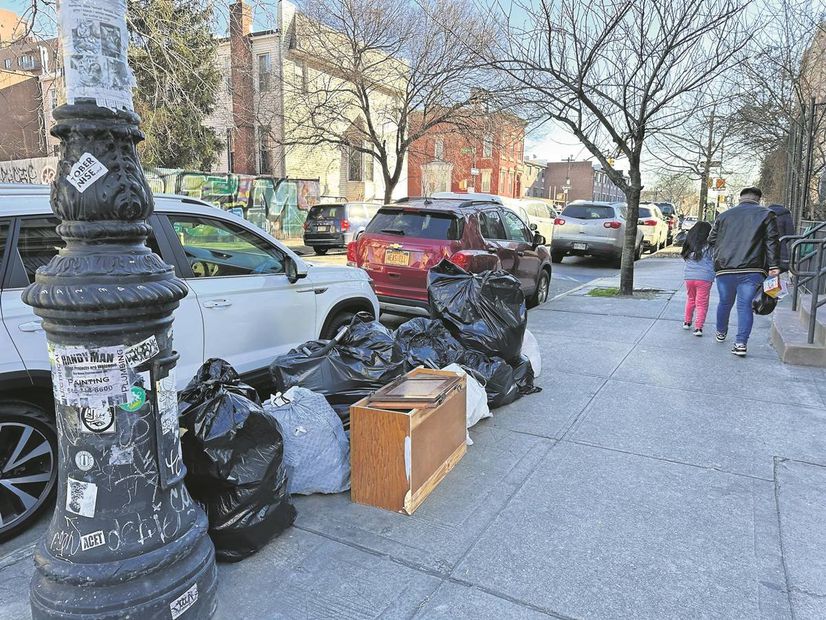 Para evitar que bolsas de desechos permanezcan en la vía pública, el alcalde Adams anunció que “se reducirán las horas en las que se puede sacar la basura a la calle”. Foto: Mamen Sala 