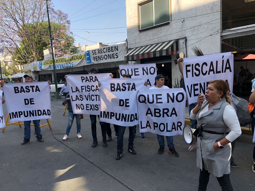 Familiares de Antonio Monrroy se manifiestan frente a la FGJ-CDMX. FOTOS: Diego Simón Sánchez/ EL UNIVERSAL/