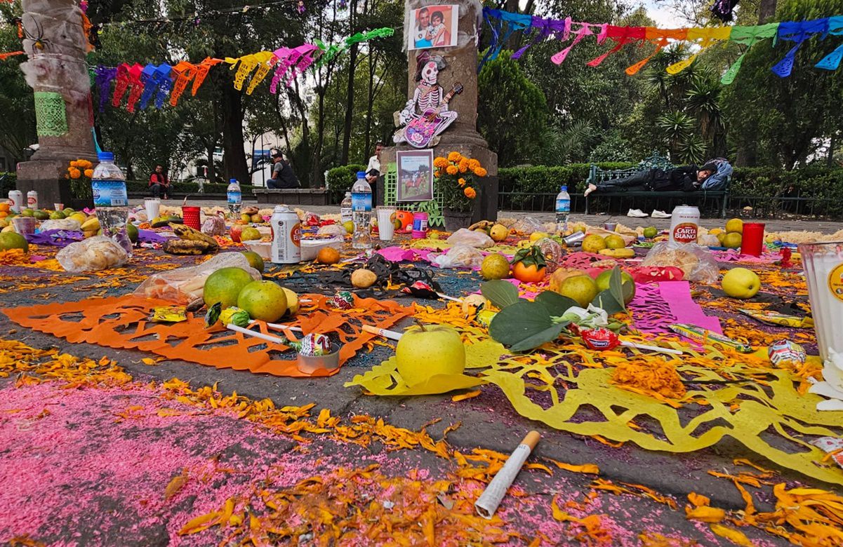 Un día se la llevaron a un hotel y ya no regresó”; Sexoservidoras colocan  ofrenda en el Jardín de San Fernando | El Universal