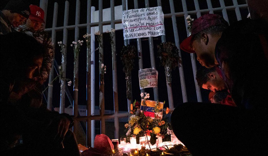 Migrantes oran por los que fallecieron en la Estancia Provisional Migratoria de Ciudad Juárez, Chihuahua. Foto: AFP