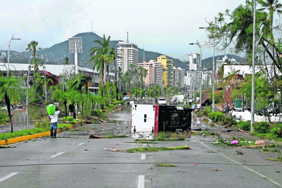 El huracán dejó severos daños a lo largo de la Costera Miguel Alemán. Escombros de edificios, palmeras destruidas y autos dañados quedaron a lo largo de la avenida. Foto: AFP