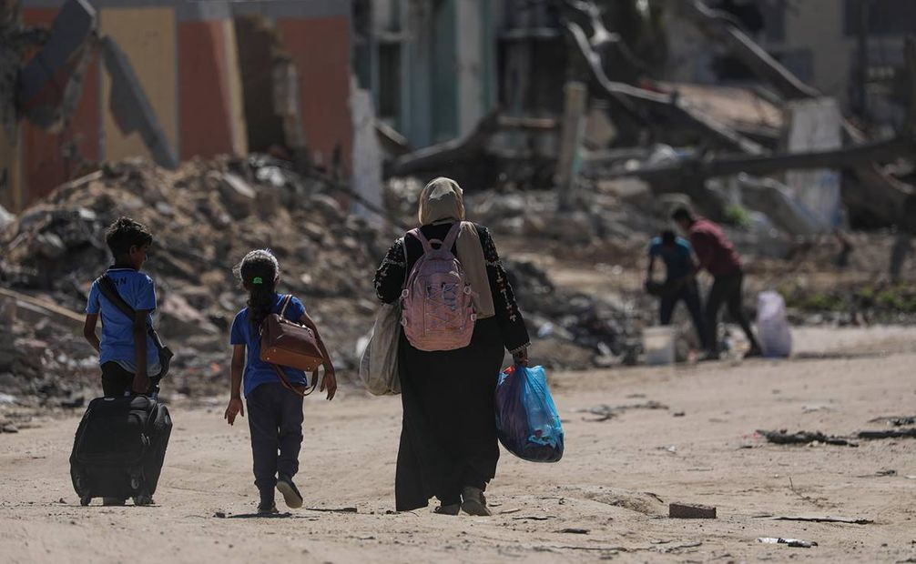 Palestinos desplazados internamente caminan después de regresar a la ciudad de Khan Younis, al sur de la Franja de Gaza. Mujeres y niños son prioridad para la ayuda humanitaria. Foto: EFE