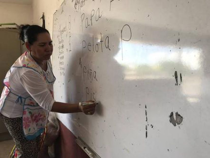 Maestra de Tierra Caliente mantiene vocación pese a violencia y pobreza