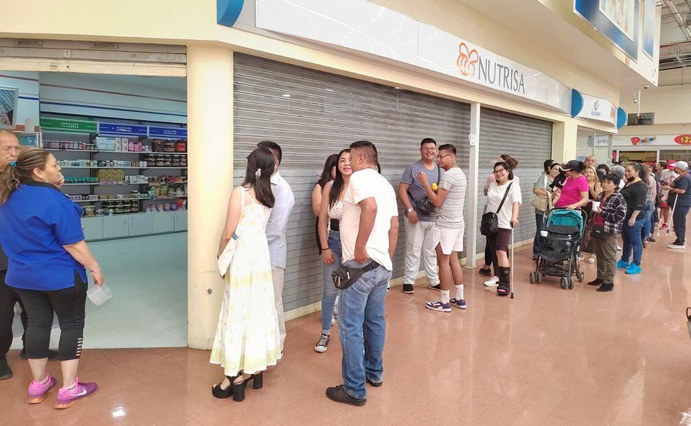 Personas hacen valer las promociones de comercios por votar. Foto: Luisa García / EL UNIVERSAL