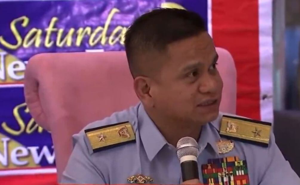 Comodoro Jay Tarriela, director de personal de los guardacostas filipinos. Foto: Captura video  X (@jaytaryela)