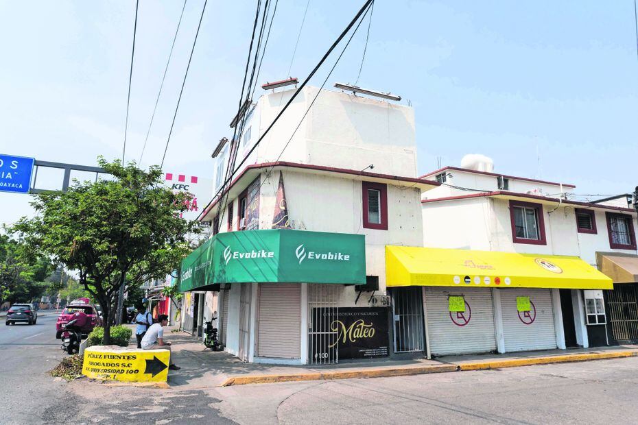 El domicilio de Cubso Construcciones es un local disponible para renta. La constructora recibió al menos 8 mdp del gobierno de Oaxaca. Fue protocolizada por Omar Abacuc Sánchez. Foto: Mario Arturo Martínez El universal