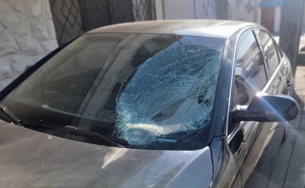 La adolescente se impactó contra el parabrisas de un auto color negro y con placas de circulación de Durango. Foto: Especial