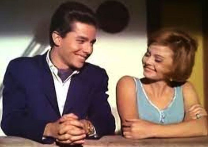 Enrique Guzmán y Rocío Dúrcal protagonizaron "Acompáñame" en 1966, cuando tenían 23 y 22 años, respectivamente.
Foto: Especial