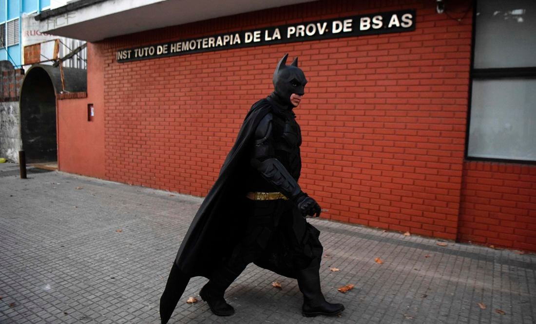 Batman argentino deja de lado a los villanos y lleva sonrisas a hospital  infantil | El Universal