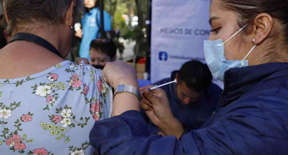 Seniors in Alvaro Obregon receive pneumonia vaccine