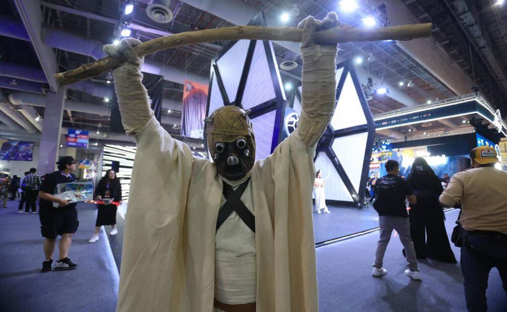 Fans de la saga Star Wars asisten disfrazados a la convención CCXP MX para celebrar el día de Star Wars. FOTOS Gabriel Pano/El Universal.