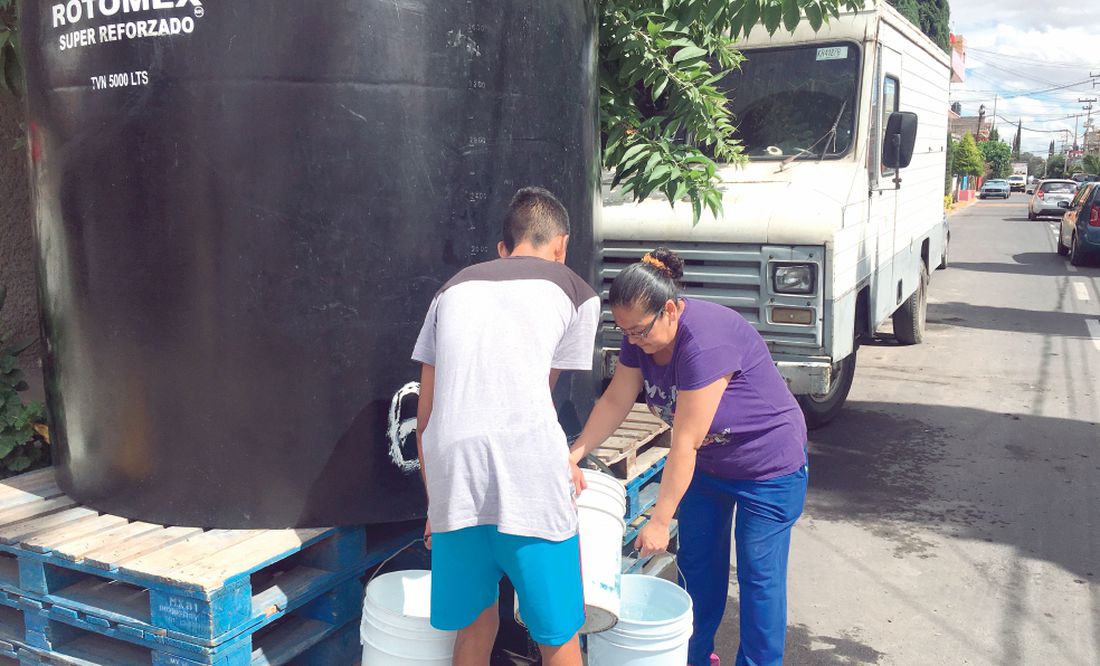 María hace 5 viajes para acarrear agua a su casa por escasez en Neza