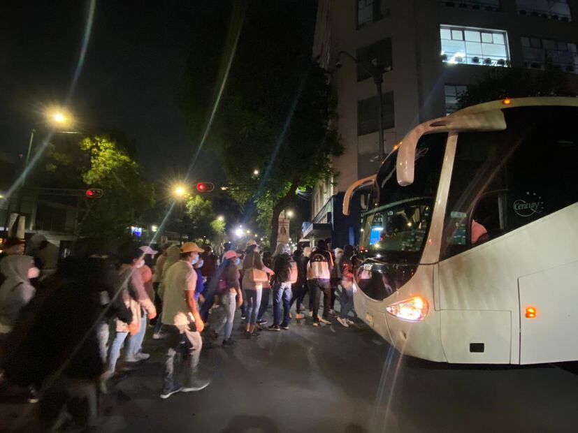 Normalistas se retiraron a bordo de autobuses. (FOTO: Valente Rosas)