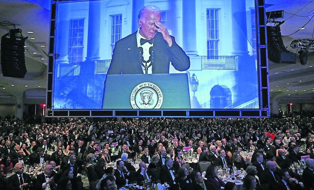 El presidente estadounidense Joe Biden, durante la cena de la Asociación de Corresponsales de la Casa Blanca (WHCA) en el Washington Hilton, en Washington Foto: AP