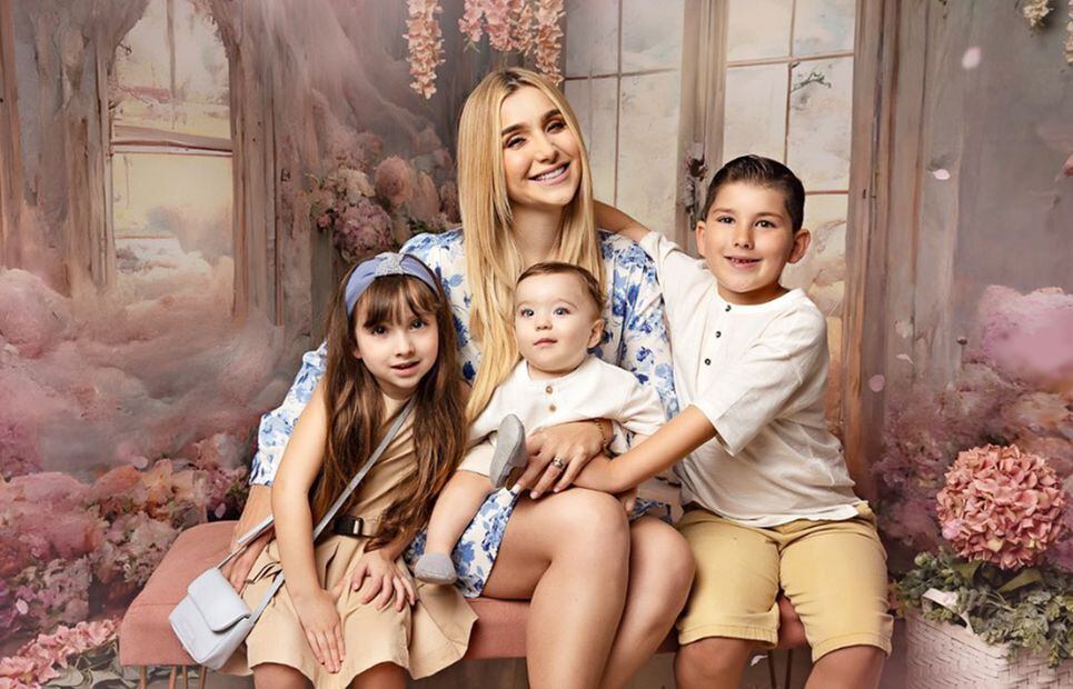 Marcela Mistral, esposa de Poncho de Nigris, posa junto a Isabela, Antonio y Alfonso, sus tres hijos.
<p>Foto: Instagram