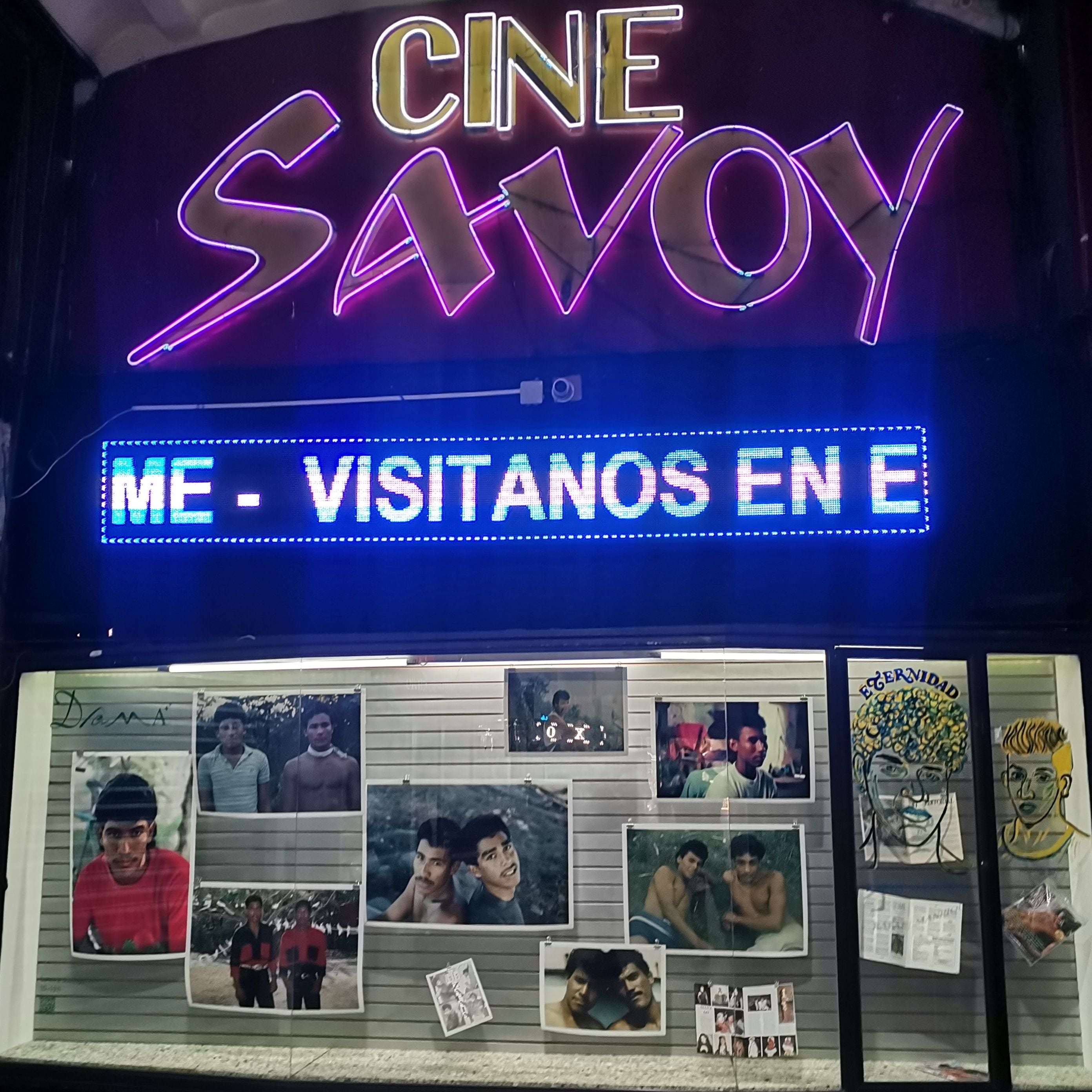 FOTOS De películas para adultos al deseo, morbo, fotos y cultura: El nuevo  espacio para mirones en el cine Savoy | El Universal