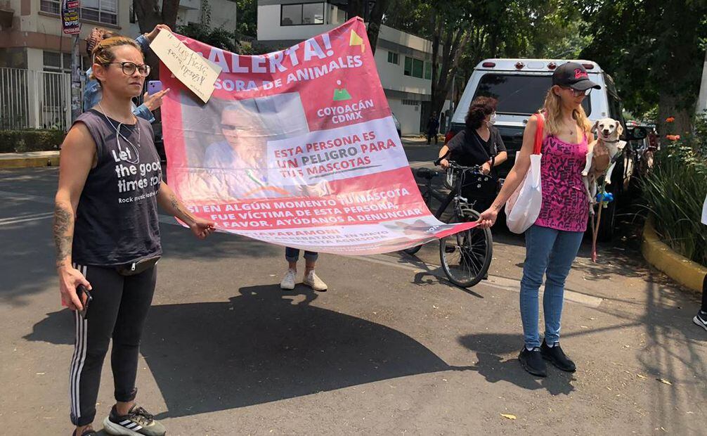 Un grupo de personas se reunió para protestar contra una mujer a la que señalan de matar a una perrita de nombre "Moni". / Foto: Atenea Campuzano. 