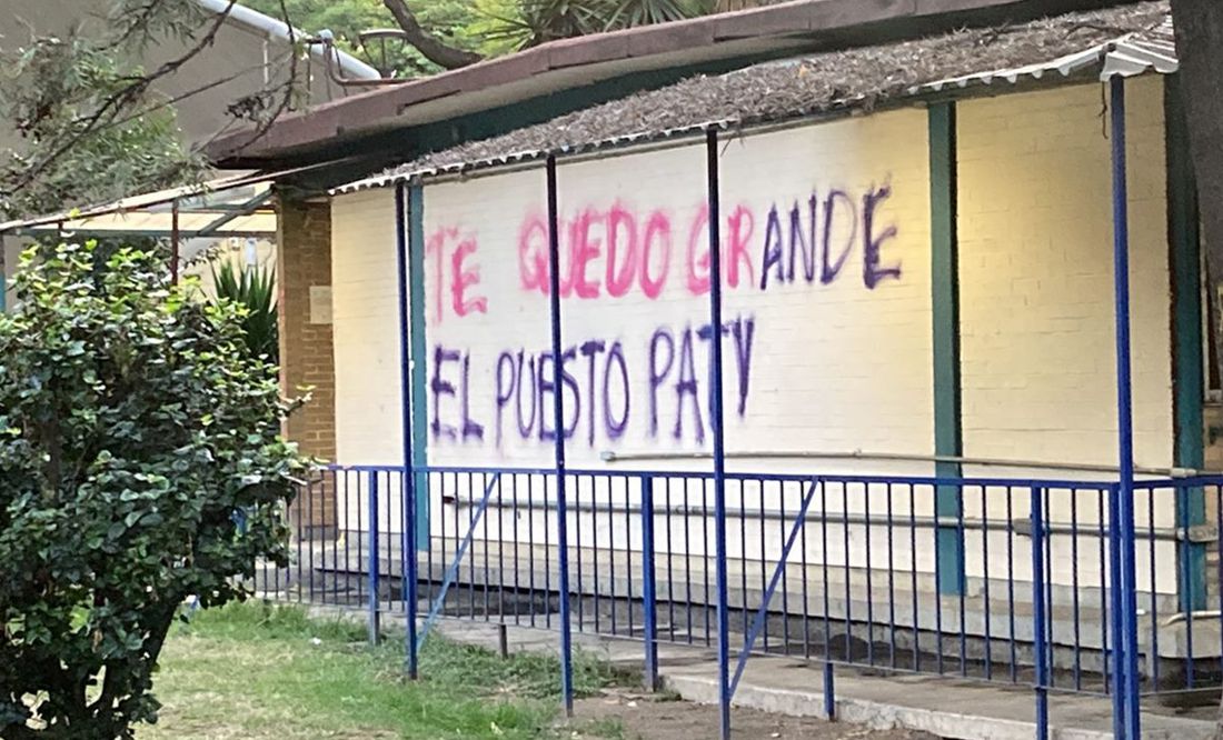 Encapuchados vandalizan el CCH Azcapotzalco; prenden fuego en la dirección  | El Universal