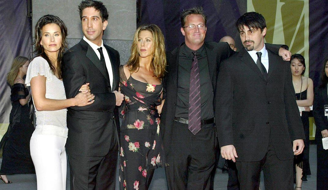 Cinco de los seis miembros del elenco del programa 'Friends' llegan al especial del 75 aniversario de NBC en el Rockefeller Center de Nueva York, el 5 de mayo de 2002. Foto: DOUG KANTER / AFP.