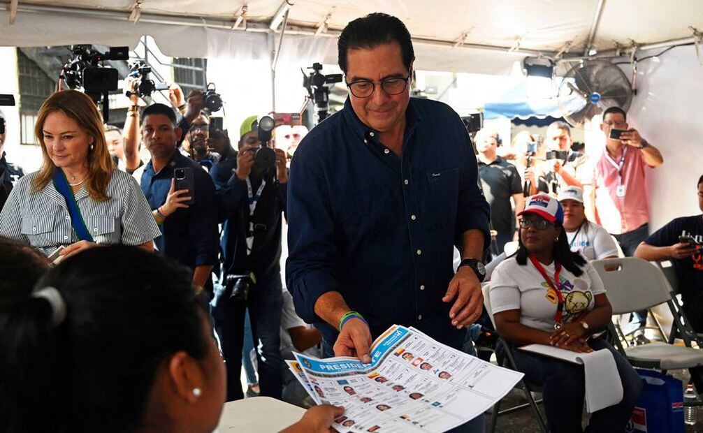 El ex presidente de Panamá (2004-2009) y candidato presidencial por el Partido Popular, Martín Torrijos, recibe las papeletas antes de emitir su voto en un colegio electoral en Ancón. Foto:AFP