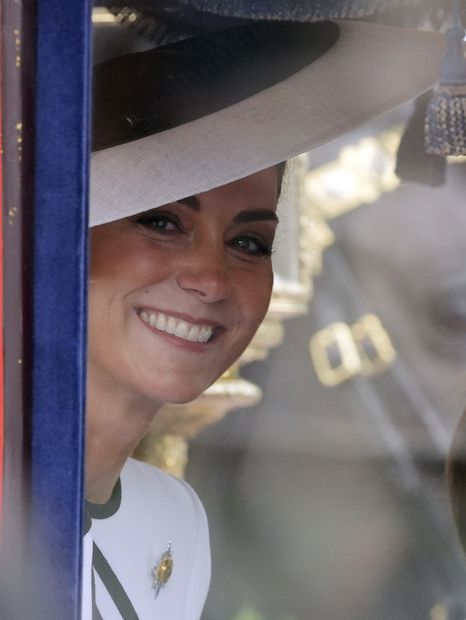 La británica Kate, princesa de Gales, viaja en el carruaje hasta la ceremonia Trooping the Color en Horse Guards Parade, Londres, el sábado 15 de junio de 2024. Foto: AP
