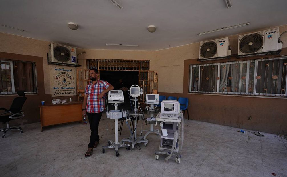 Un miembro del personal evacua el equipo del hospital emiratí que, según se informa, fue cerrado debido a las operaciones israelíes cerca de Rafah. Foto:AFP