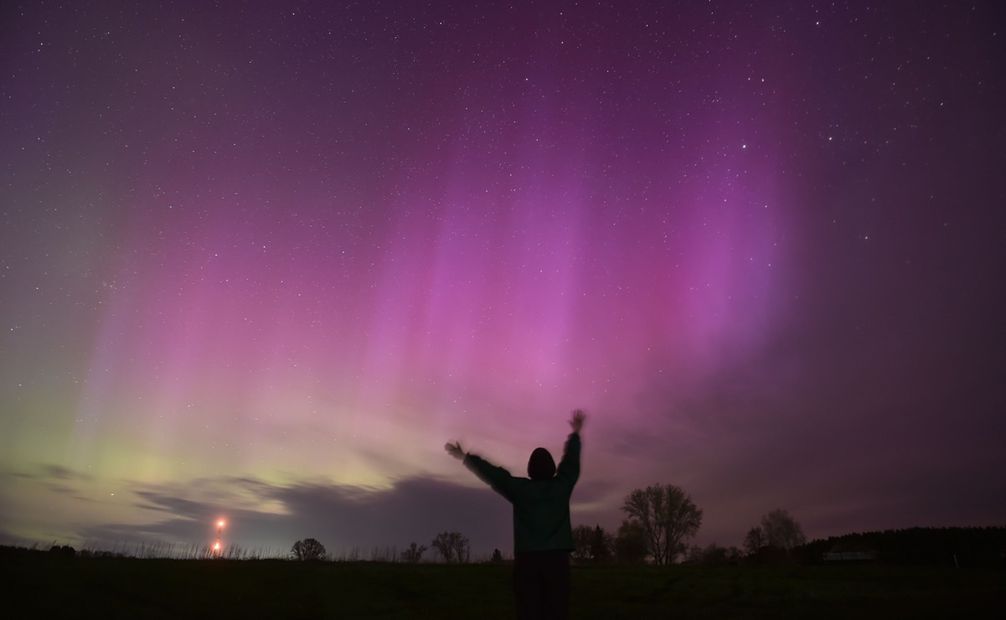 La aurora boreal, también conocida como Luces del Norte, en la ciudad rusa de Novosibirsk. Foto: Vladimir Nikolayev. AFP