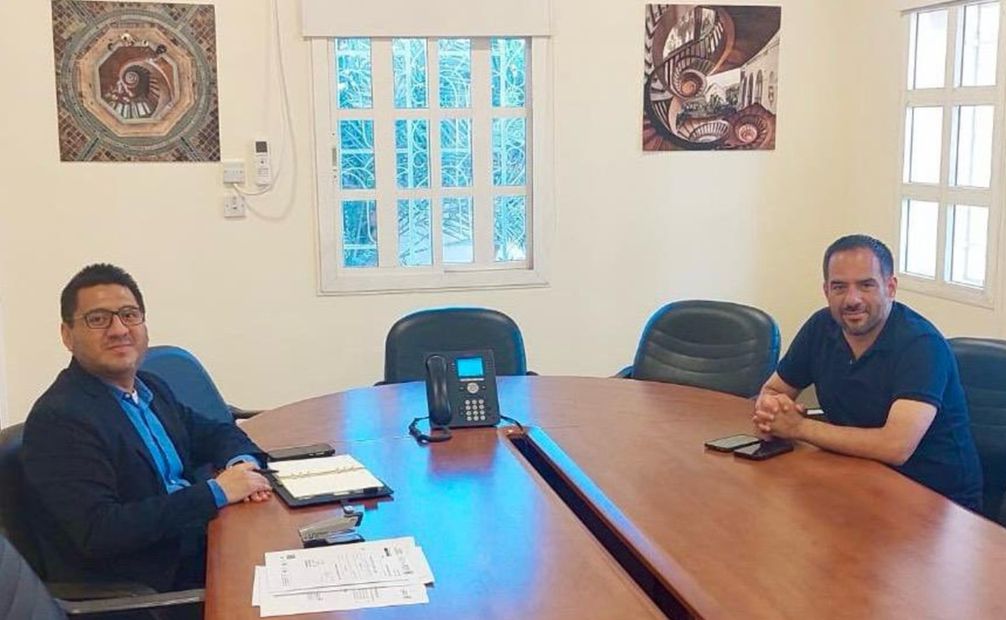 Manuel Guerrero Aviña en reunión con personal diplomático. Foto: SRE
