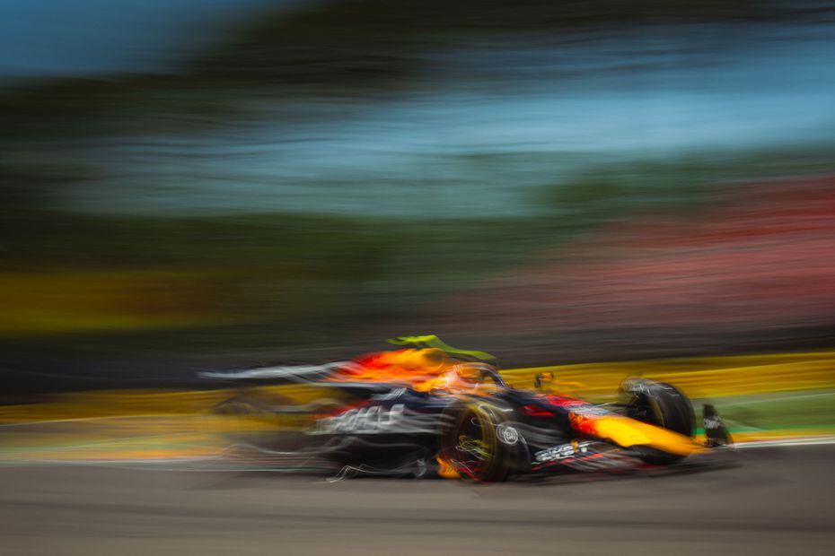 Checo Pérez durante la clasificación del Gran Premio de Emilia-Romaña - Foto: AFP