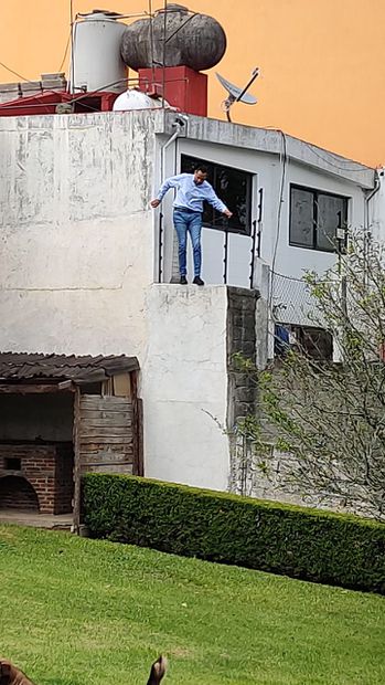 Alcalde de Zacualtipán huyendo por la azotea de la turba enfurecida quien irrumpió en su casa. Foto: Especial